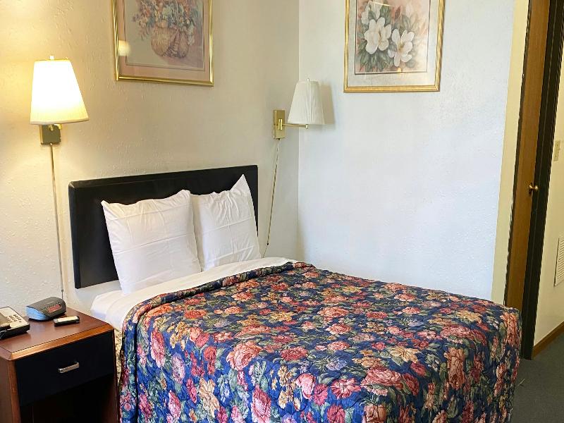 Oak Grove Inn image