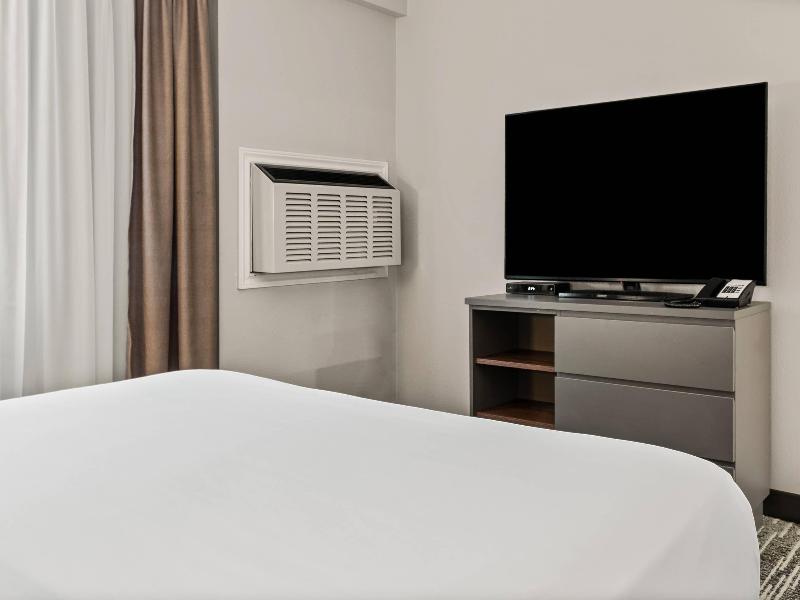 Country Inn & Suites by Radisson Winnipeg image