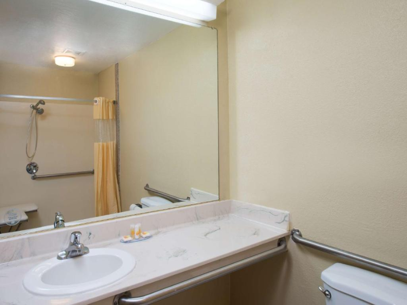 Days Inn by Wyndham Pinole Berkeley image