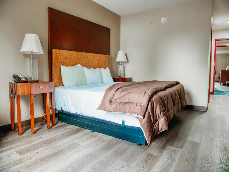 Country Garden & Suites-Benton image