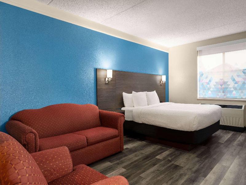 La Quinta Inn & Suites Madison - American Center image