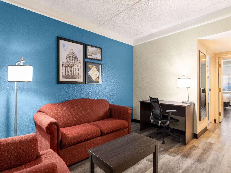 La Quinta Inn & Suites Madison - American Center image