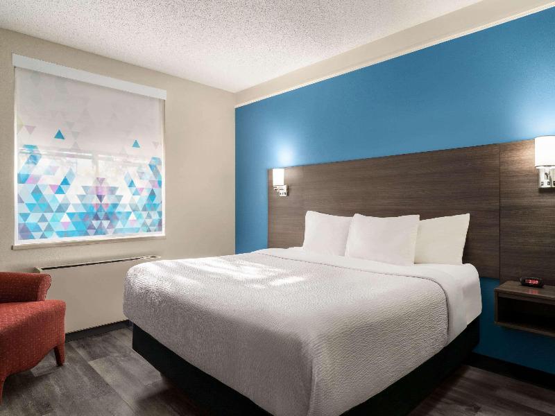 La Quinta Inn & Suites Madison - American Center image