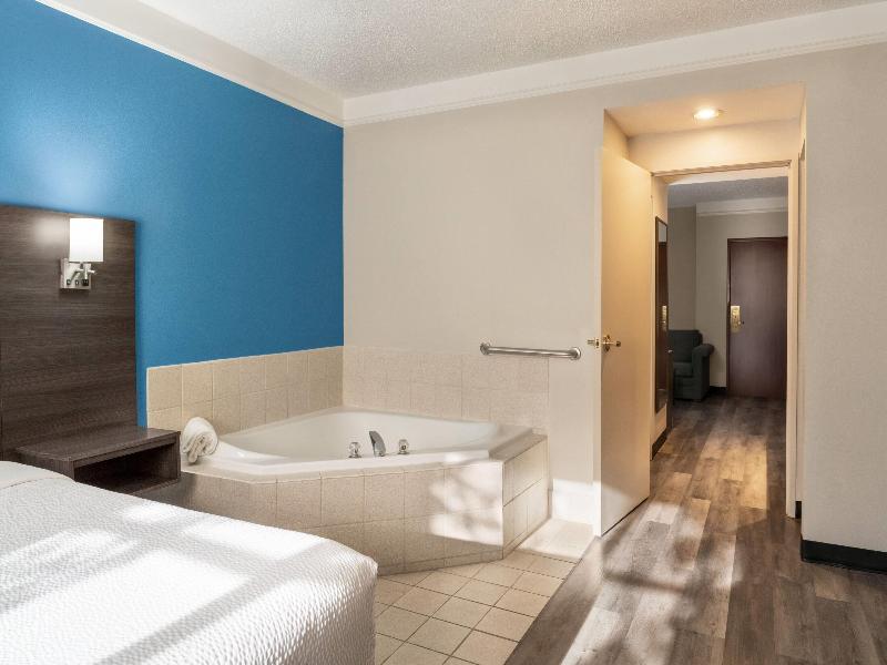 La Quinta Inn & Suites Madison - American Center image