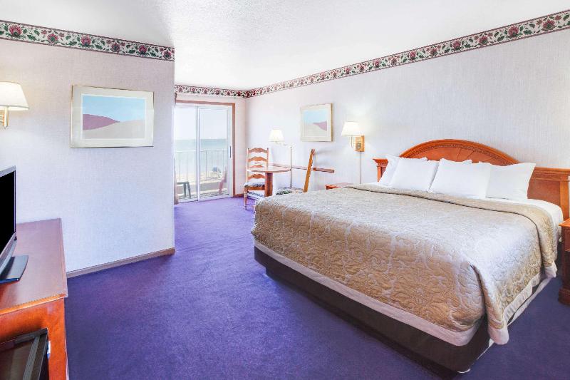 Super 8 By Wyndham Mackinaw City/Beachfront Area image