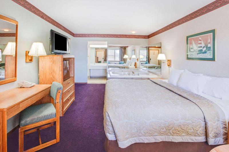 Super 8 By Wyndham Mackinaw City/Beachfront Area image