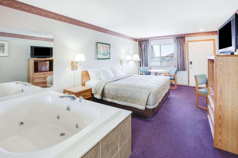 Super 8 By Wyndham Mackinaw City/Beachfront Area image