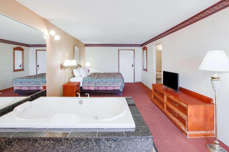 Super 8 By Wyndham Mackinaw City/Beachfront Area image