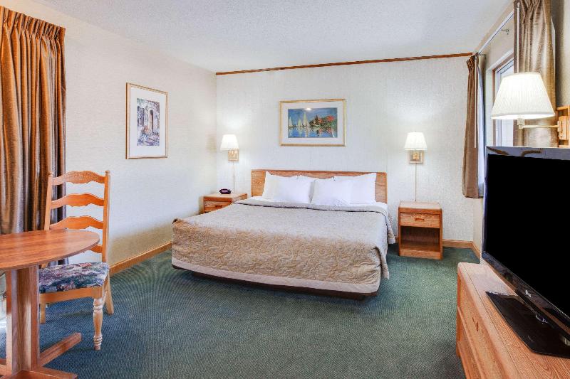 Super 8 By Wyndham Mackinaw City/Beachfront Area image