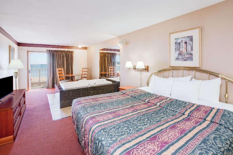 Super 8 By Wyndham Mackinaw City/Beachfront Area image