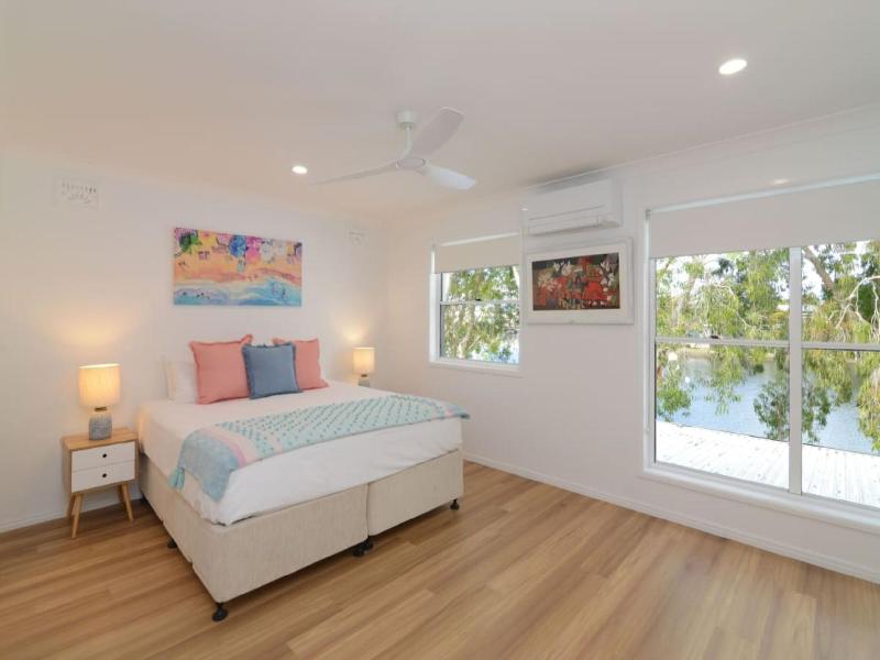 Noosa Entrance Waterfront Resort image