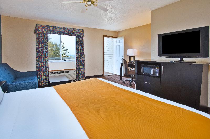 Holiday Inn Express Mackinaw City image