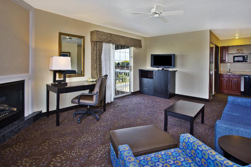 Holiday Inn Express Mackinaw City photo 11