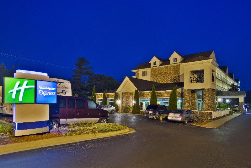 Holiday Inn Express Mackinaw City image