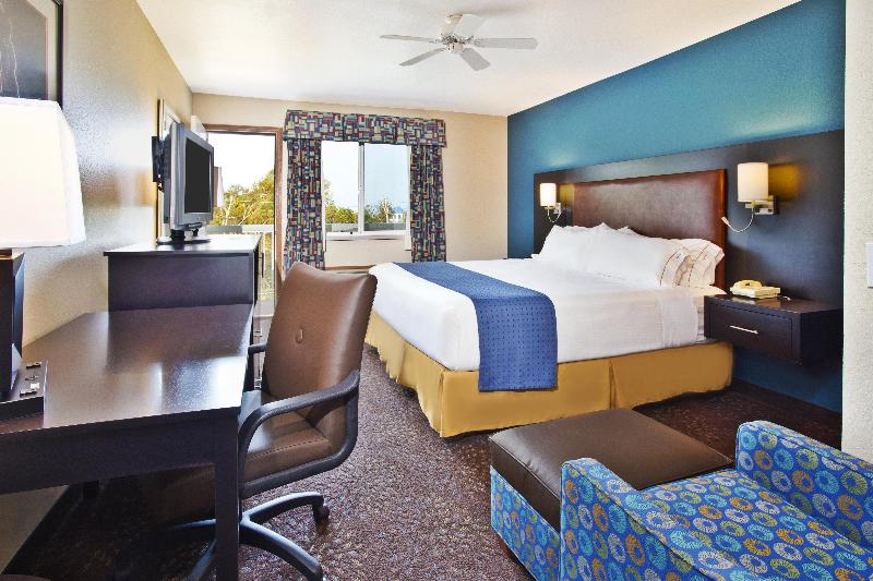 Holiday Inn Express Mackinaw City image