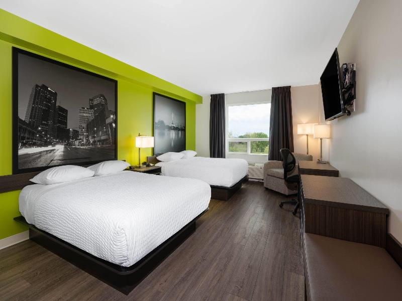 Super 8 By Wyndham Winnipeg East image