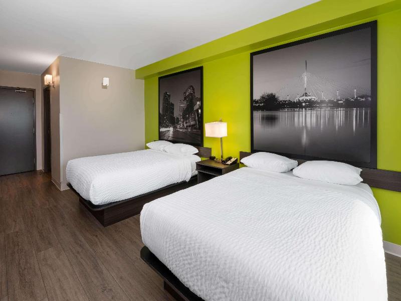 Super 8 By Wyndham Winnipeg East image