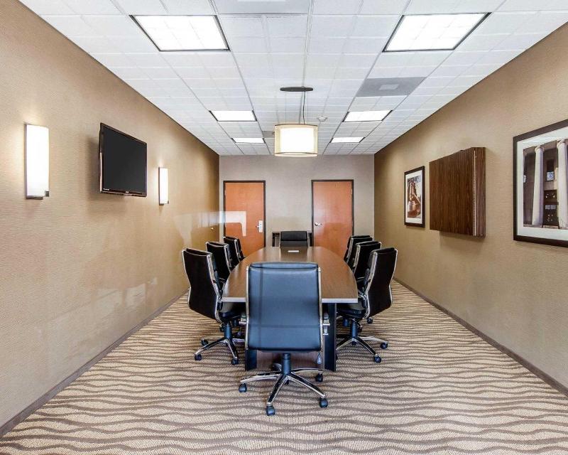 Comfort Suites Marietta-Parkersburg image