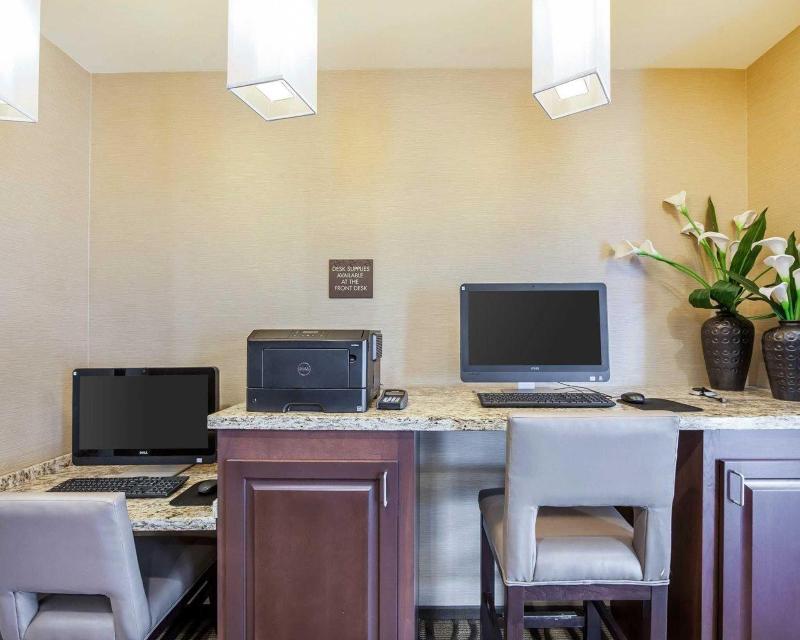 Comfort Suites Marietta-Parkersburg image