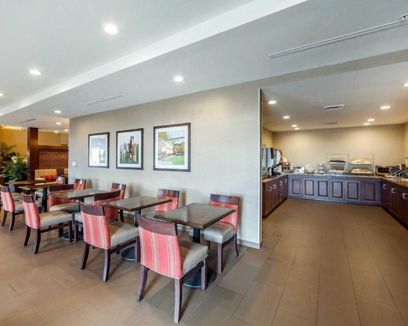 Comfort Suites Marietta-Parkersburg image