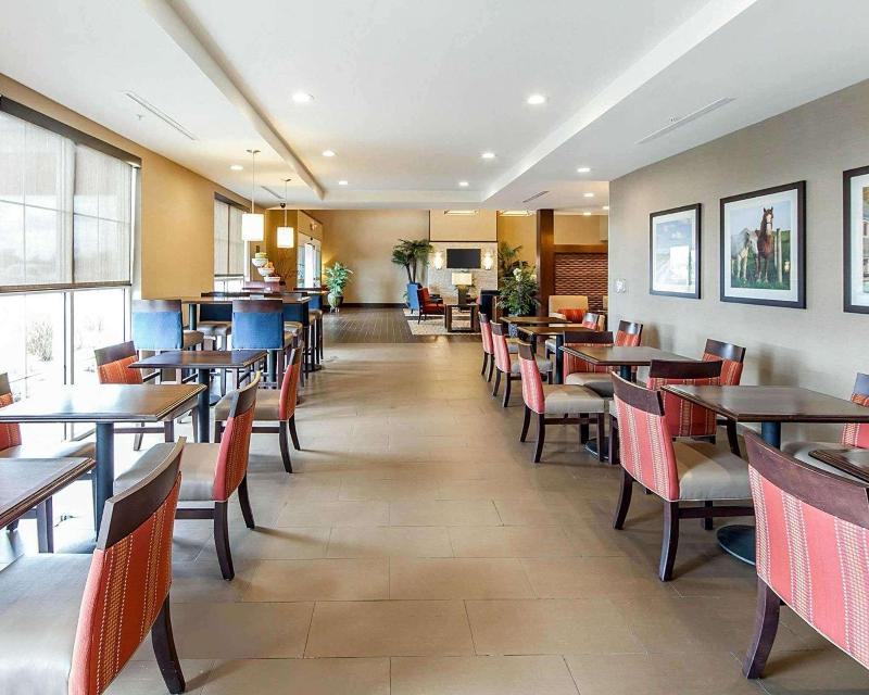 Comfort Suites Marietta-Parkersburg image