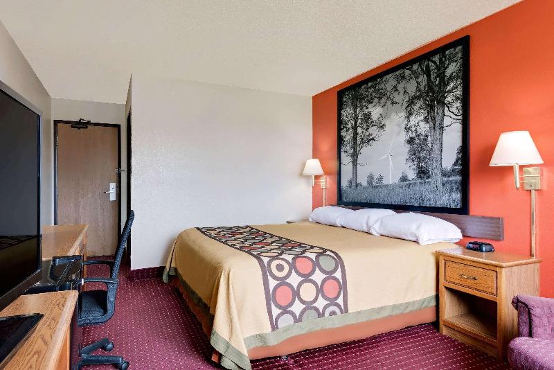 Super 8 By Wyndham Martinsburg image