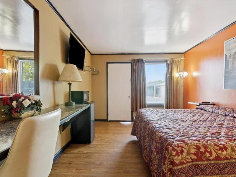Curry’s Motel by OYO Saginaw MI image