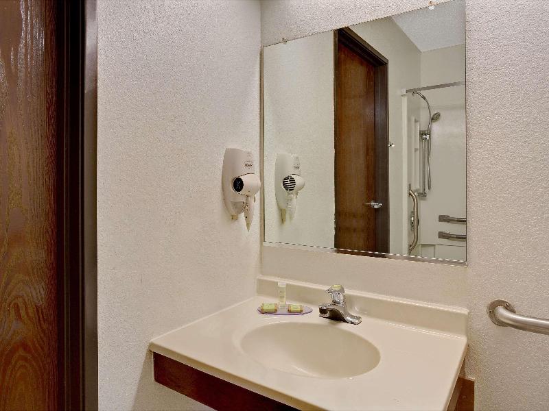 Super 8 by Wyndham Newport News/Jefferson Ave. image