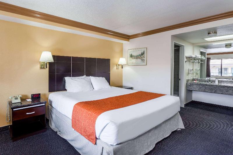 Howard Johnson By Wyndham Norco image