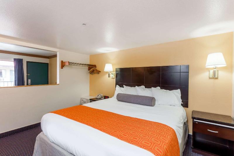 Howard Johnson By Wyndham Norco image