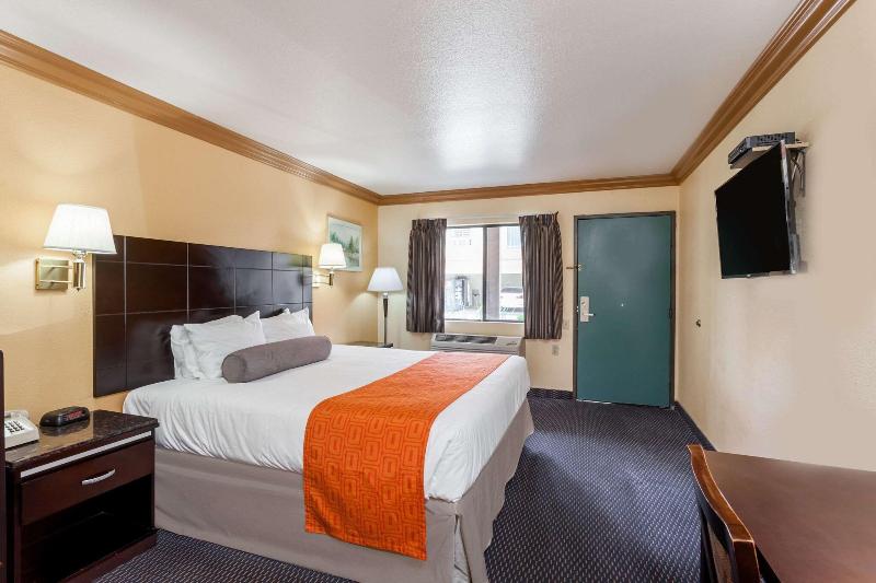 Howard Johnson By Wyndham Norco image