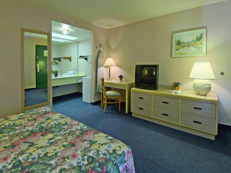 Howard Johnson By Wyndham Norco image