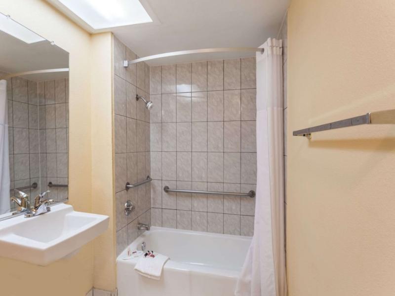 Howard Johnson By Wyndham Norco image