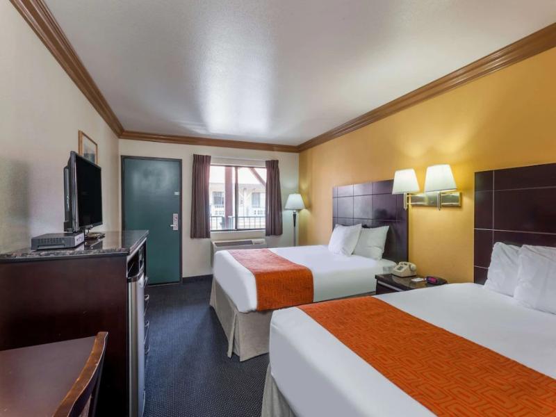 Howard Johnson By Wyndham Norco image