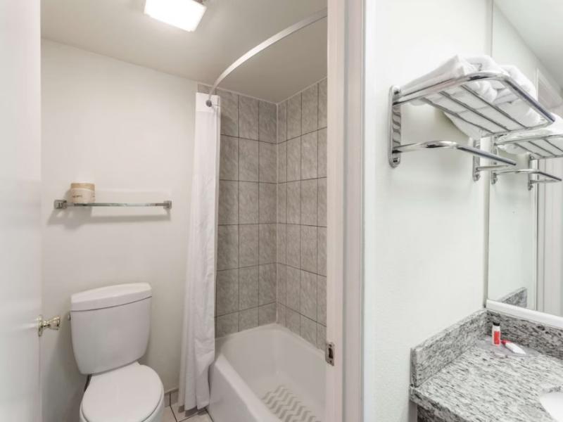 Howard Johnson By Wyndham Norco image