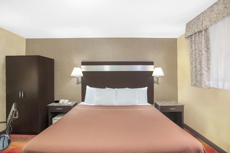 Howard Johnson By Wyndham Clifton Nj image