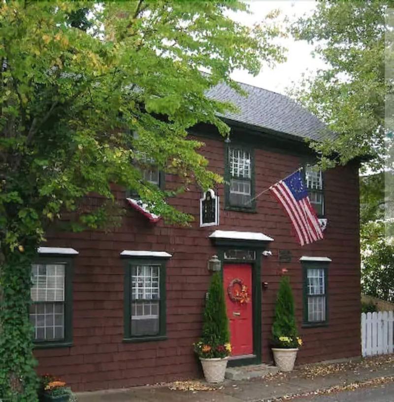 Melville House Newport image