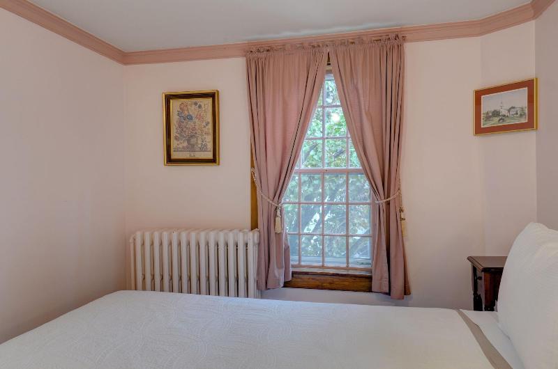 Melville House Newport image