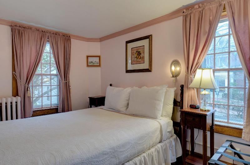 Melville House Newport image