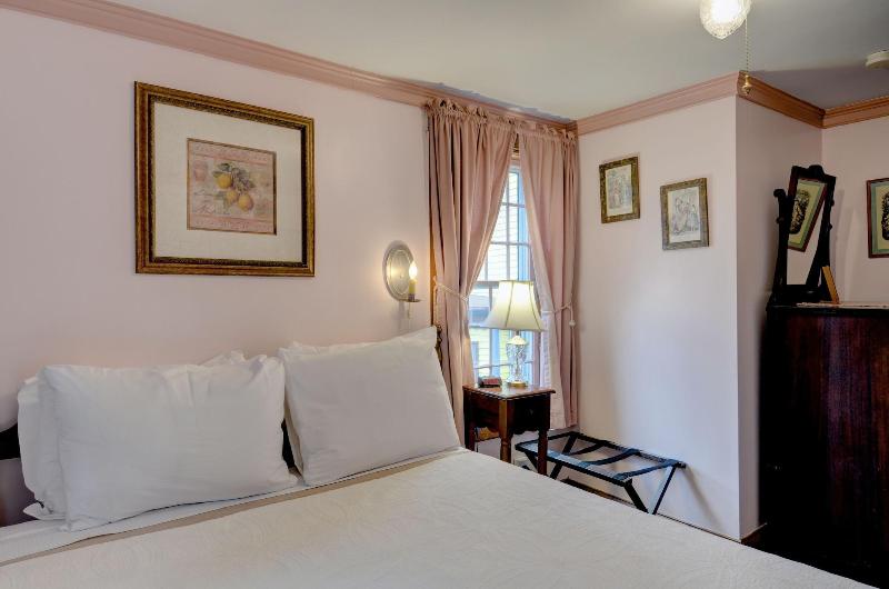 Melville House Newport image