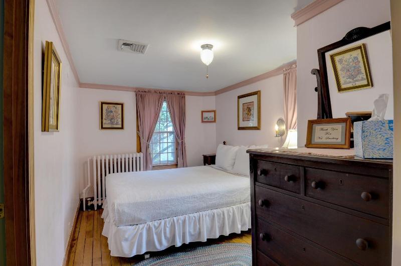 Melville House Newport image