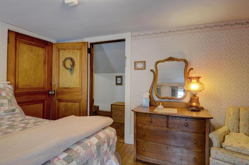 Melville House Newport image