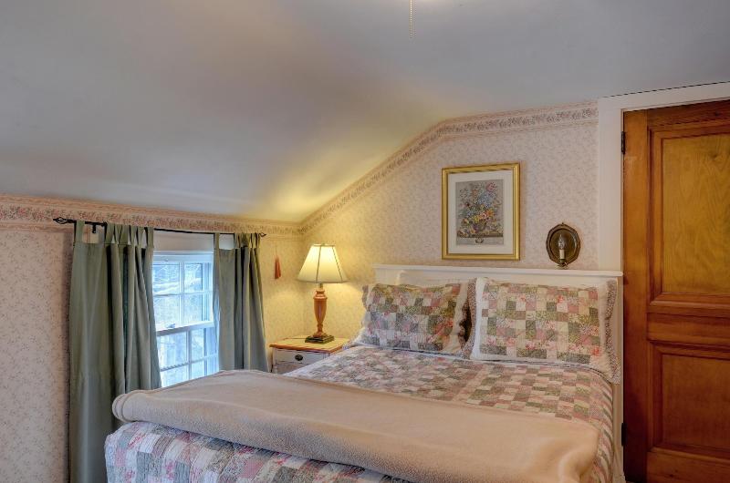 Melville House Newport image