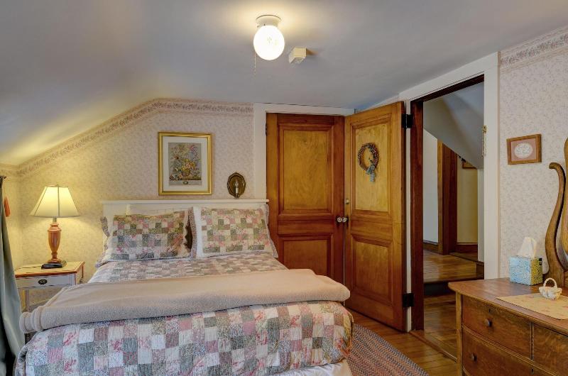 Melville House Newport image
