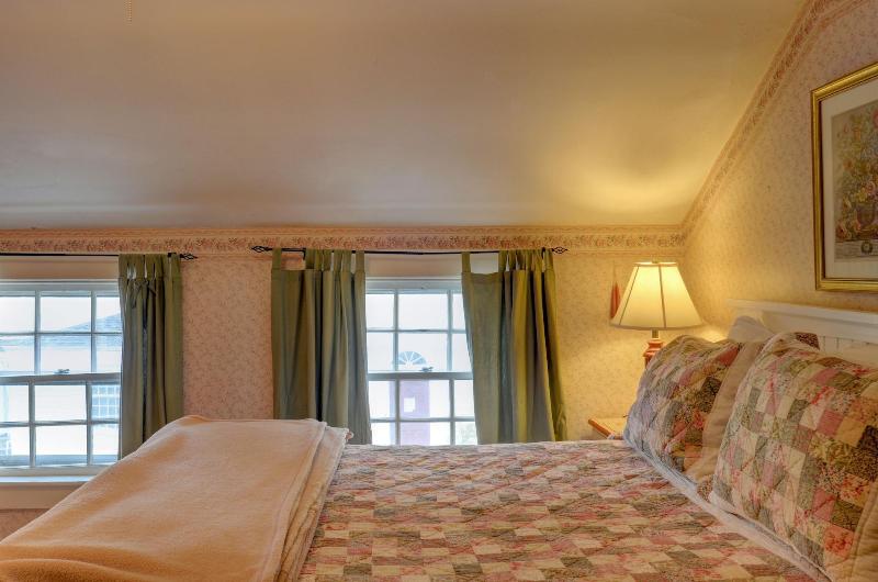 Melville House Newport image