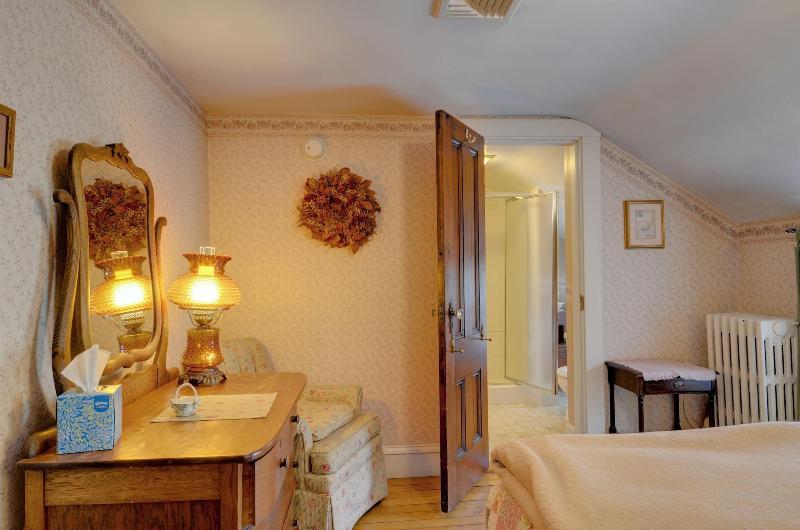 Melville House Newport image