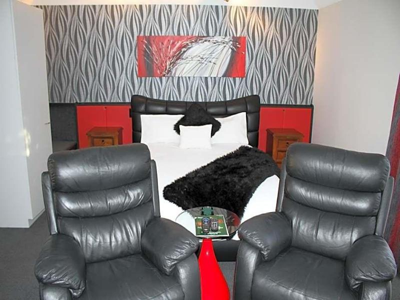 Birchwood Manor Motel image