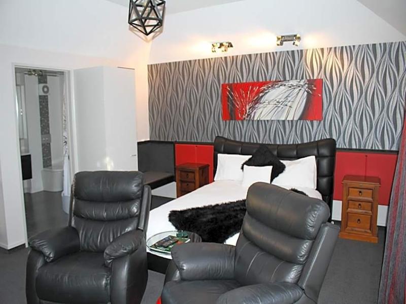 Birchwood Manor Motel image