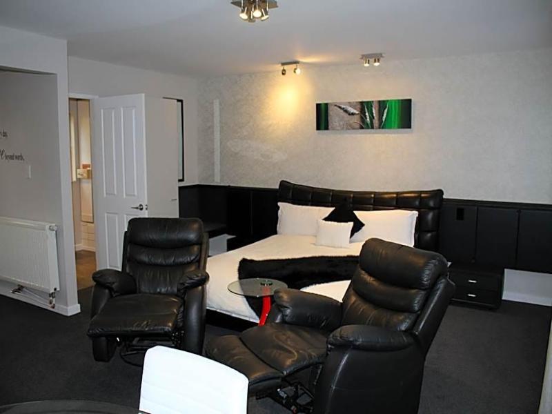 Birchwood Manor Motel image