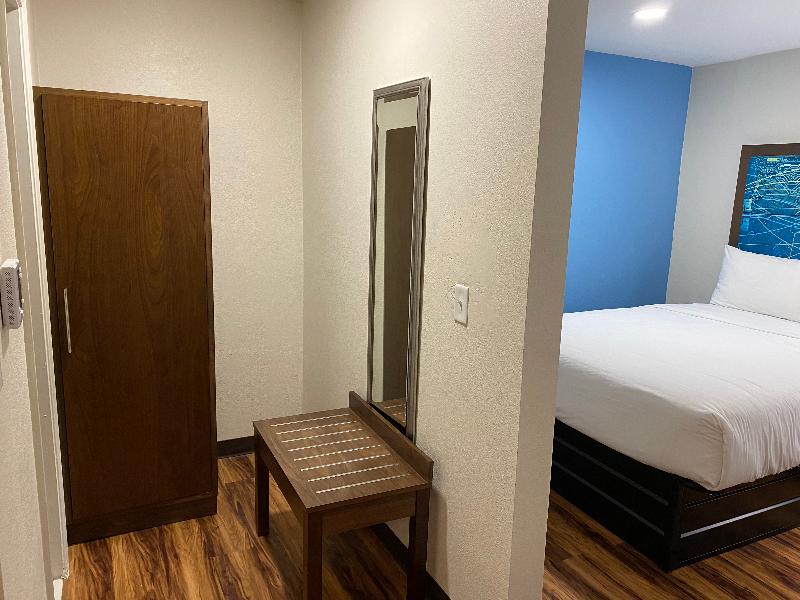 Red Lion Inn & Suites Nashville Airport (Closed) image